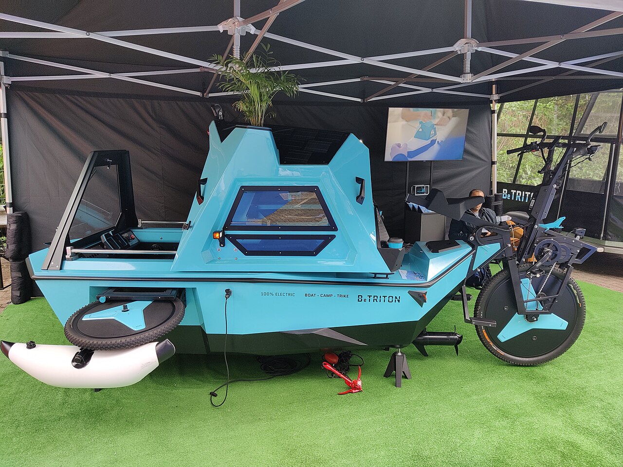File:BeTRITON amphibious vehicle (Fully Charged 2022).jpg