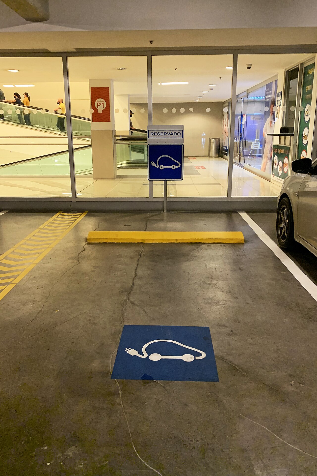 File:Electric vehicle reserved parking space CRI 04 20218235.jpg