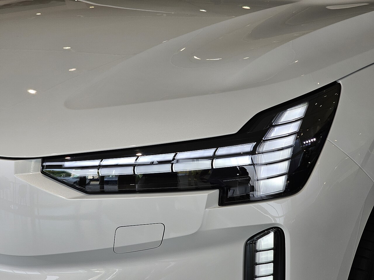 File:Volvo EX90 Twin Motor Performance Ultra SPA2 Crystal White (12).jpg